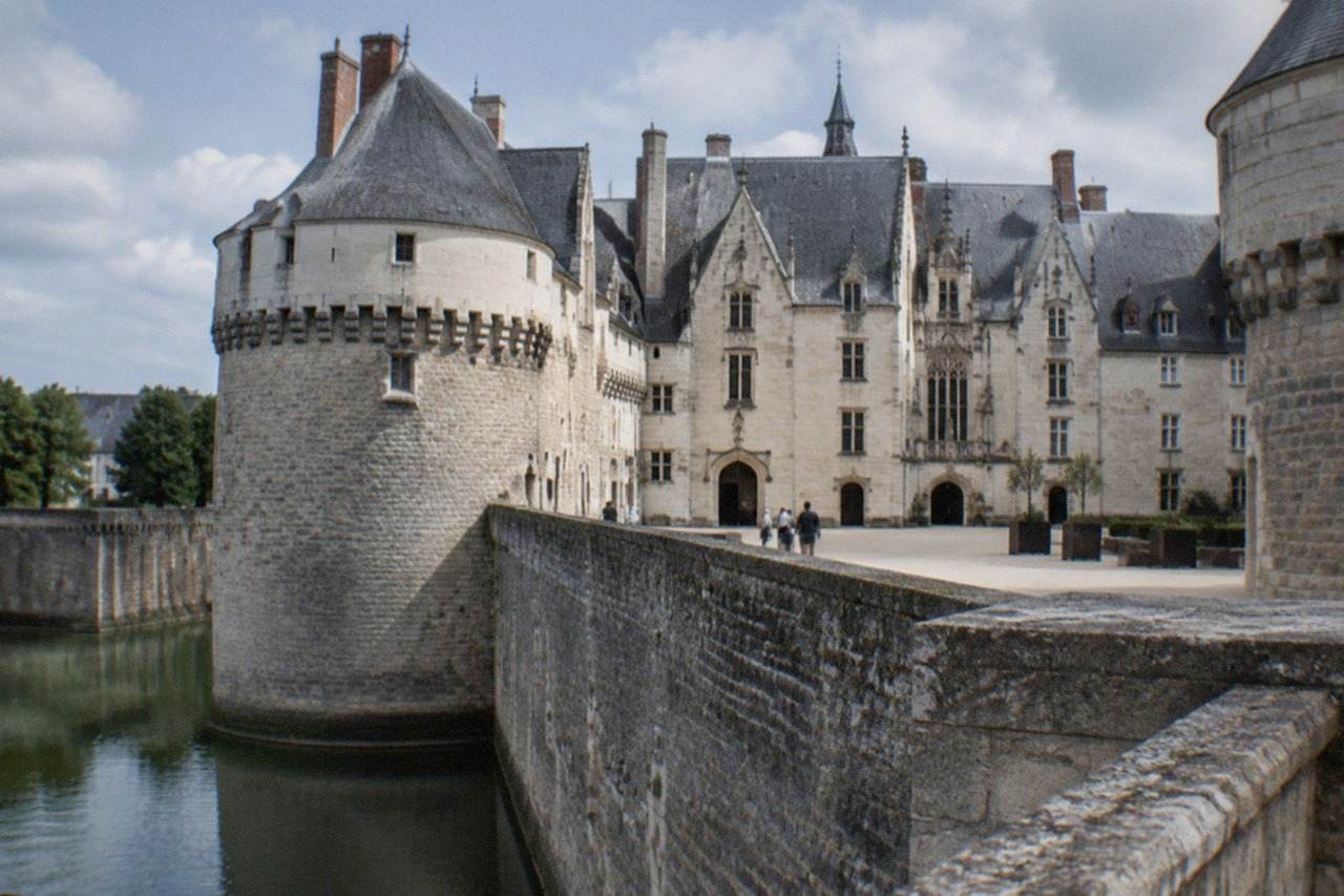 The courtyard and ramparts of the Château des ducs de Bretagne in Nantes under a clear sky