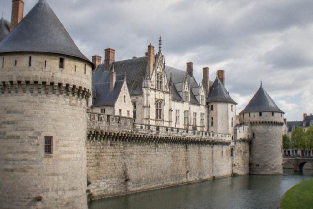 The ramparts and slate-roofed buildings of the Château des ducs de Bretagne in Nantes