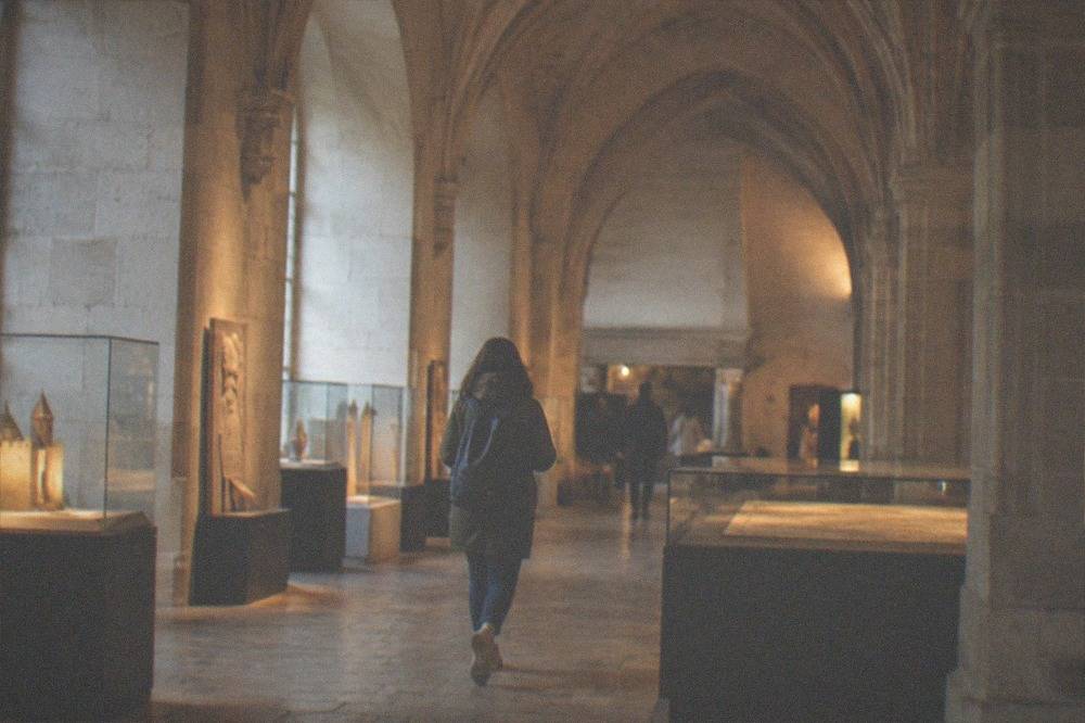 Visitors walking along the ramparts of the Château des ducs de Bretagne, with views over the city rooftops and the Loire River in the distance.