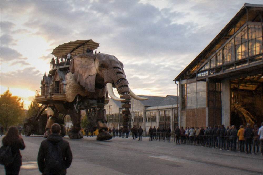 Visitors queuing at the ticket entrance of the Machines de l'ile workshop buildings