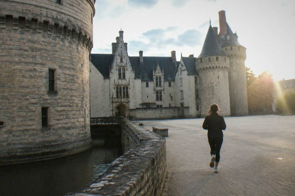 The stone ramparts and flat courtyard of the Chateau des ducs de Bretagne on a bright day