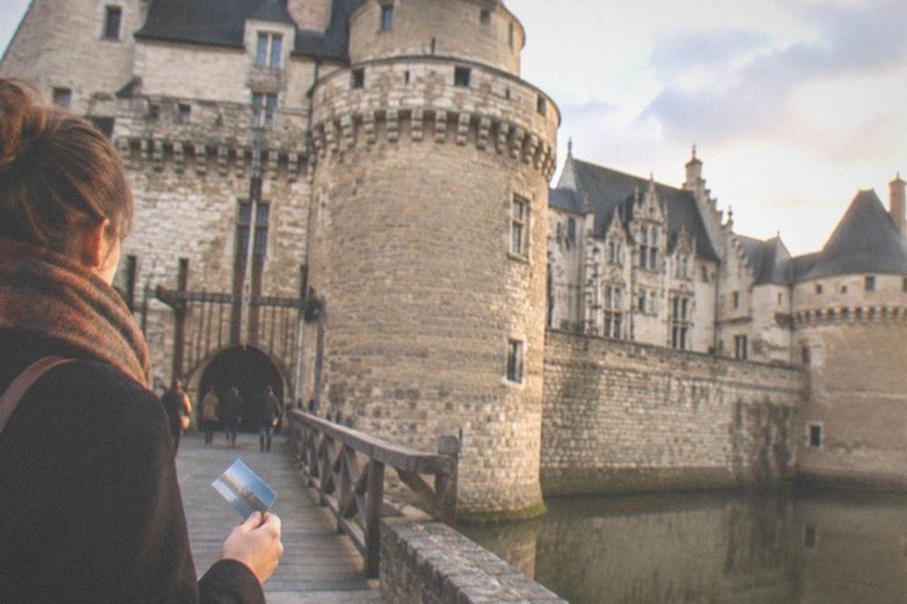 A visitor holding a city pass at the entrance to the Château des ducs de Bretagne