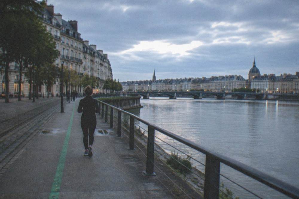 A green painted line guiding visitors along a Nantes riverside walkway