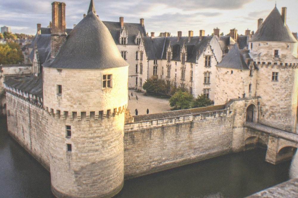 The ramparts and slate-roofed towers of the Château des ducs de Bretagne in daylight