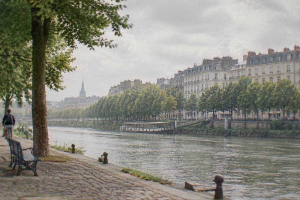 Tree-lined quay beside the Erdre in Nantes under a partly cloudy sky