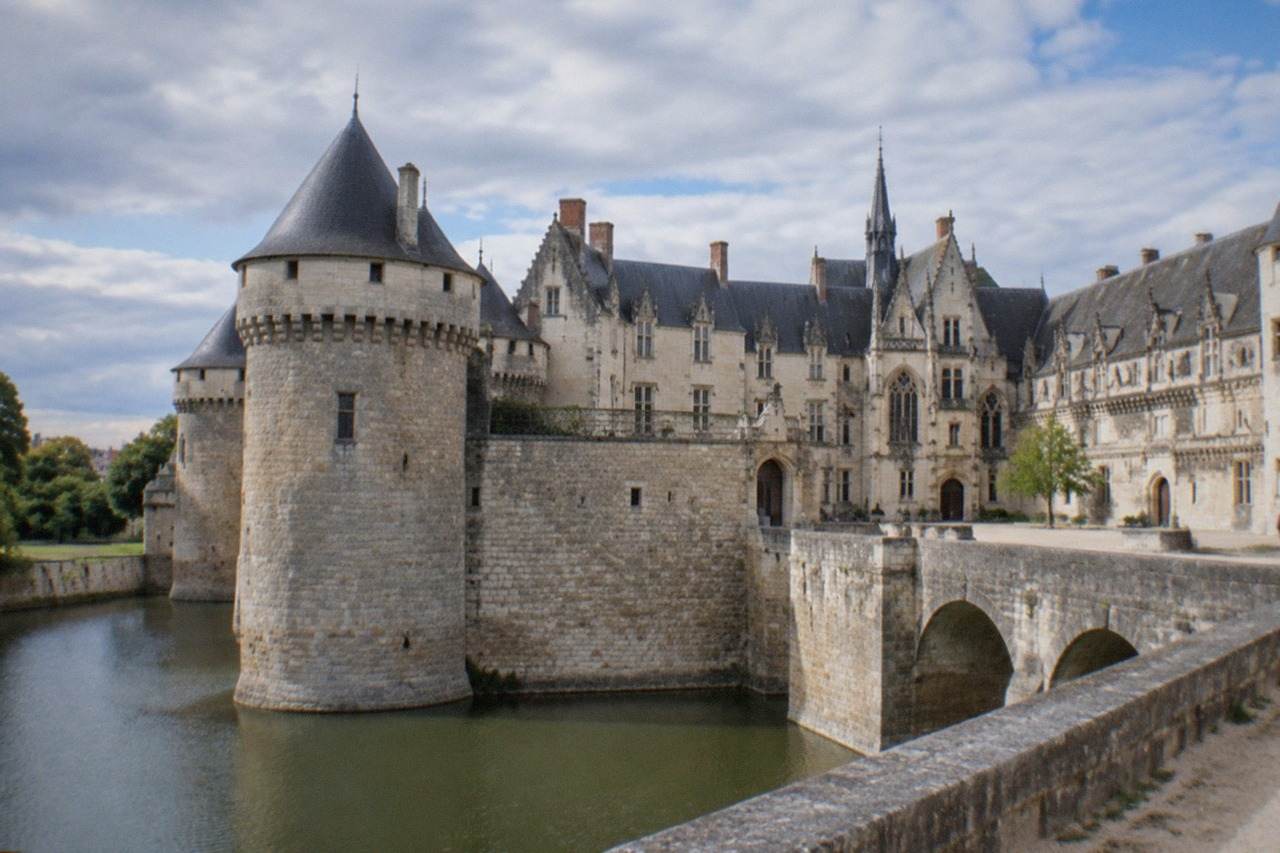 The ramparts and courtyard of the Château des ducs de Bretagne in Nantes under a morning sky