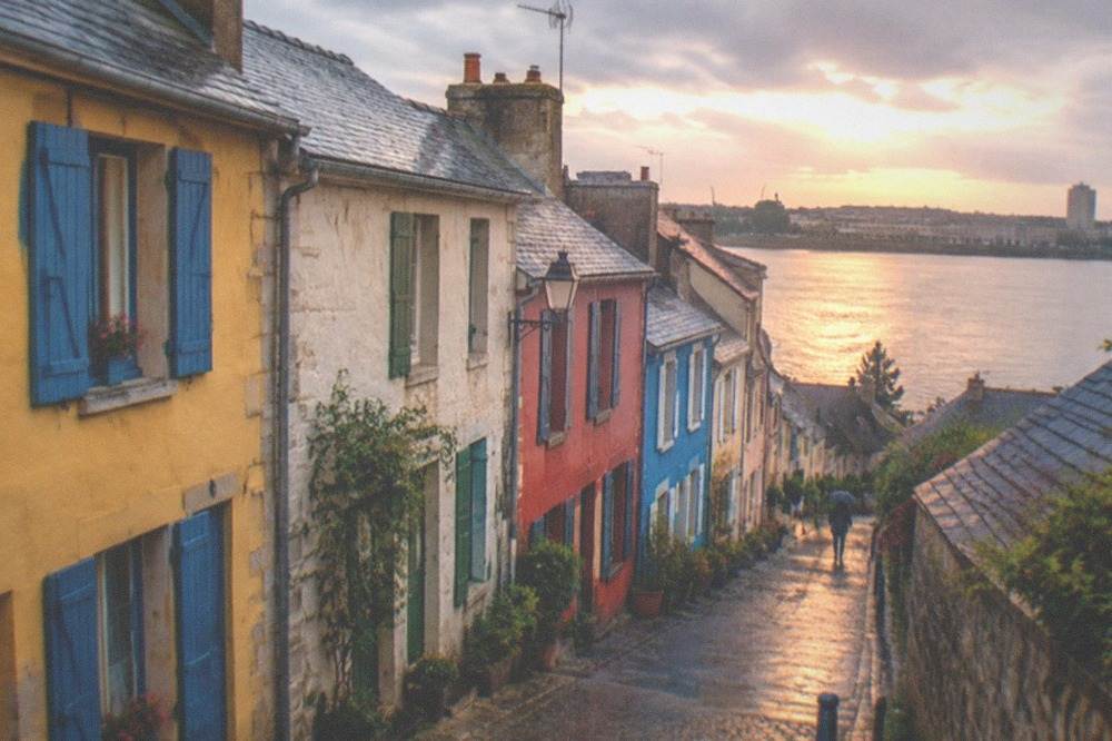 Colourful painted fishermen's houses along the water in Trentemoult at golden hour